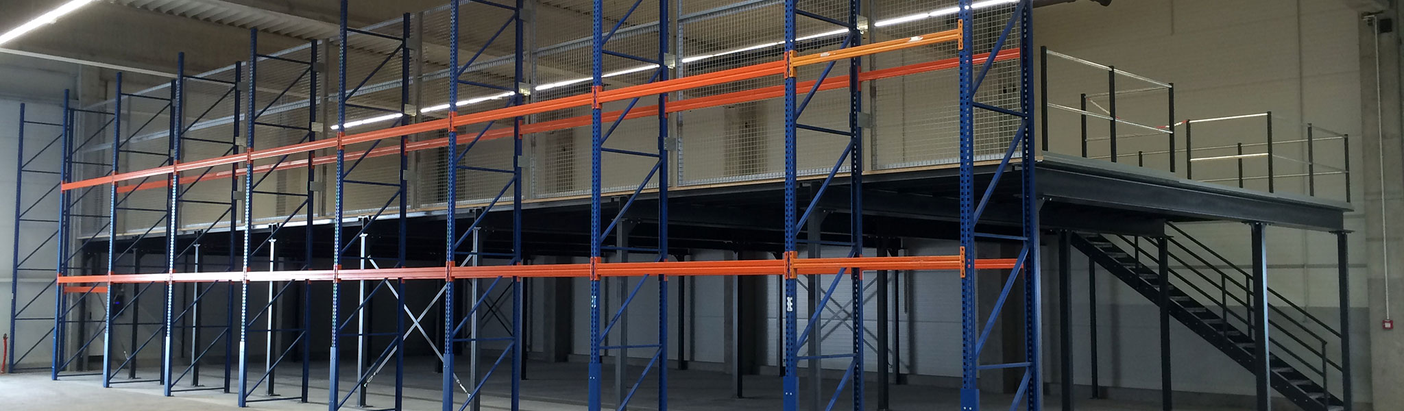 Lagerbühne als zusätzliche Ebene in einer Halle