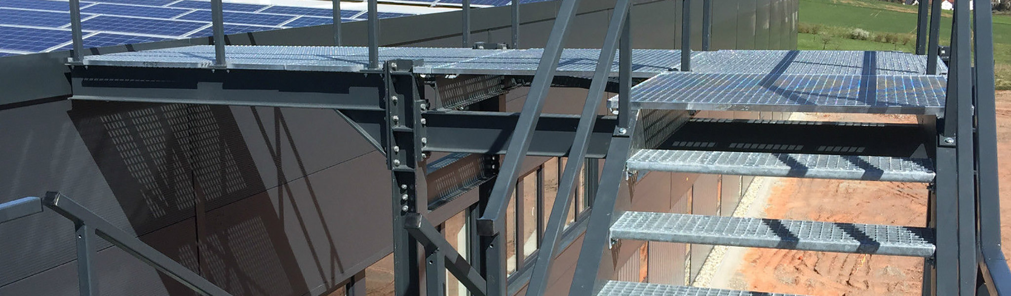 Stahltreppe mit Geländer im Außenbereich