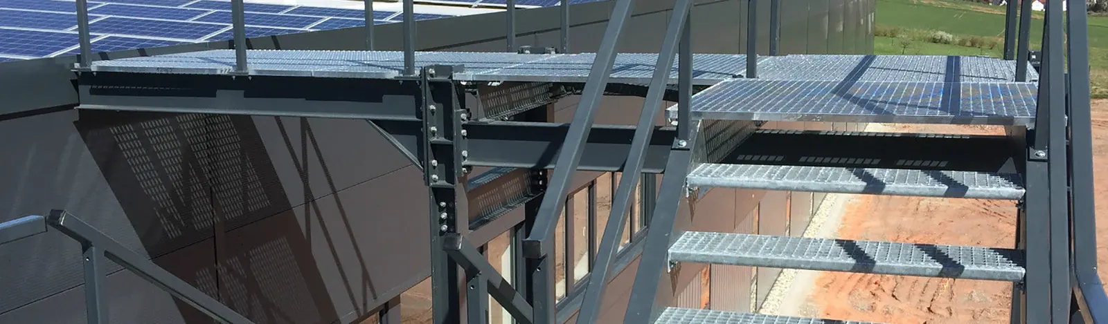 Stahltreppe mit Geländer im Außenbereich