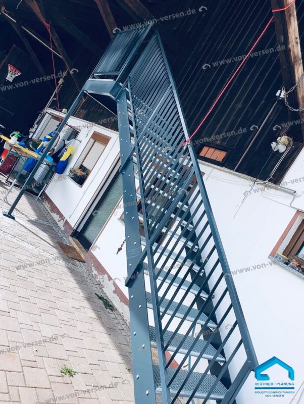 Steigleiter an einer Stahlkonstruktion